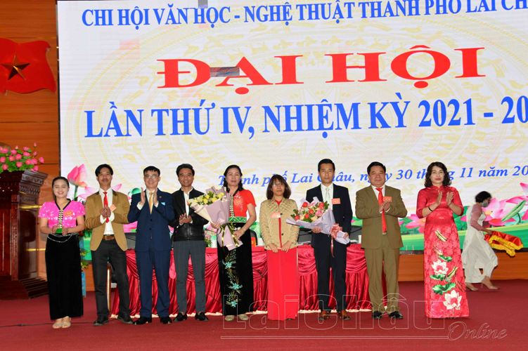 Ban Chấp hành khóa mới ra mắt Đại hội. 